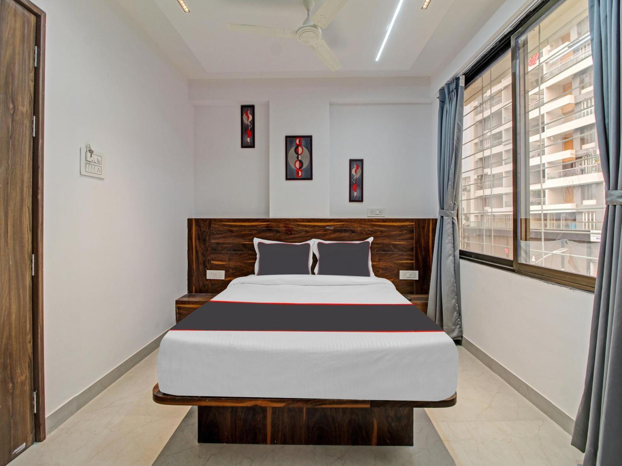 Collection O Crystal Hotel Pimpri-Chinchwad Exterior photo